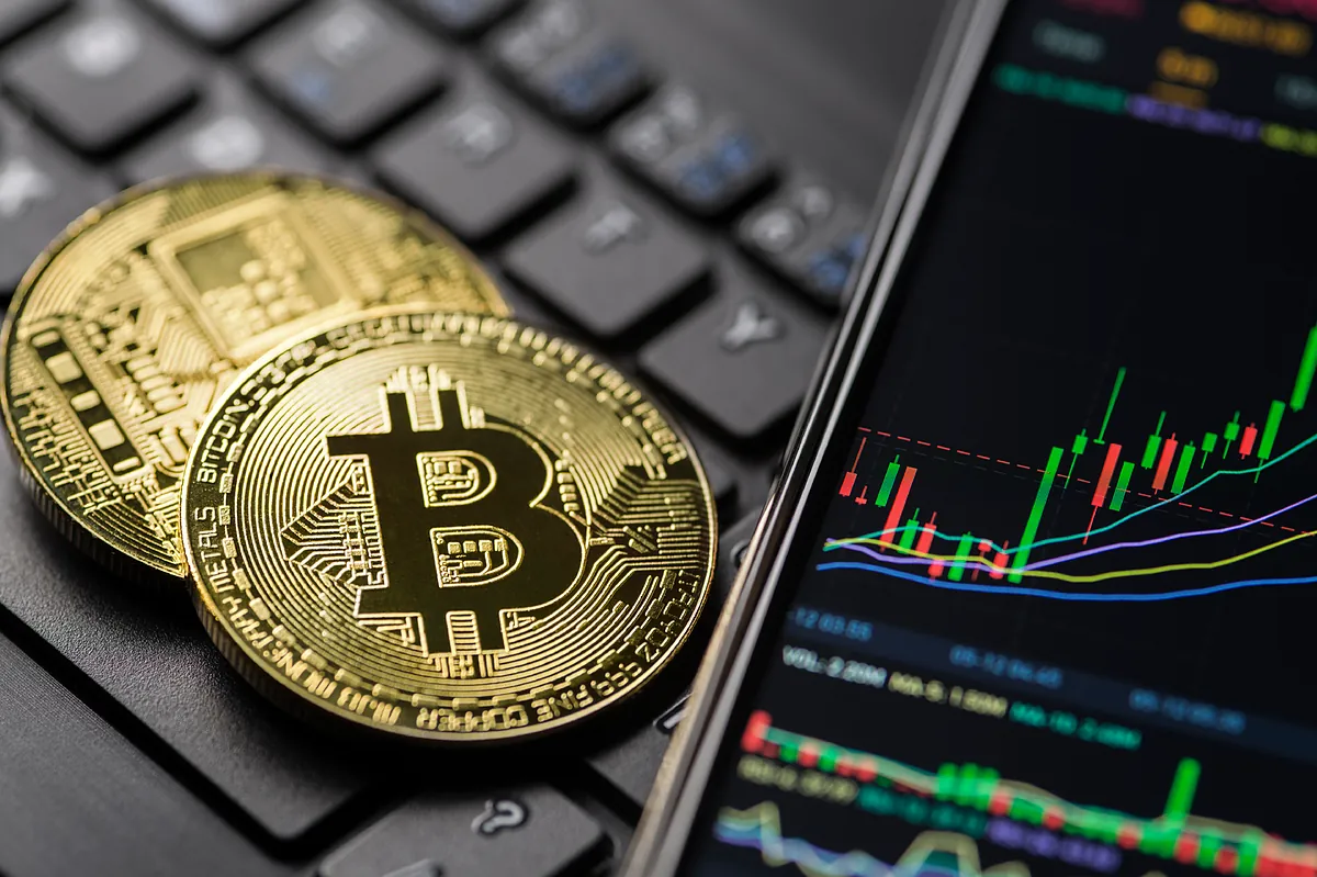 Monedas de bitcoin con gr�ficos de cotizaci�n