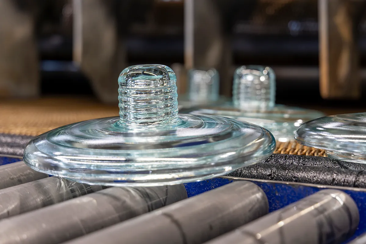 Un fabricante ligado al envase de perfumería vende su filial industrial española