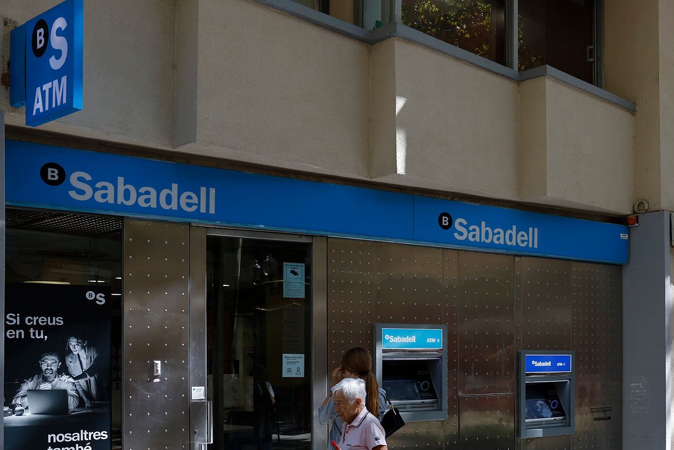 Sabadell recibe las primeras rebajas tras descontar su macrodividendo