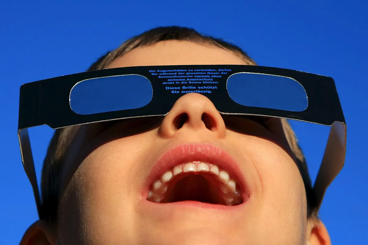 Retiran seis modelos de gafas para el eclipse por riesgo de lesiones oculares