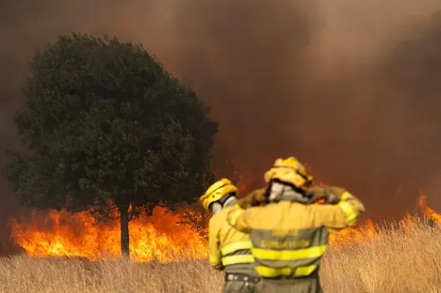 Violentos incendios forestales arrasan las cercanías de ciudades españolas y francesas
