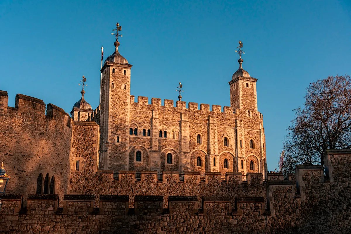 La Torre di Londra, con le sue mura e le sue torri, è un simbolo storico della città