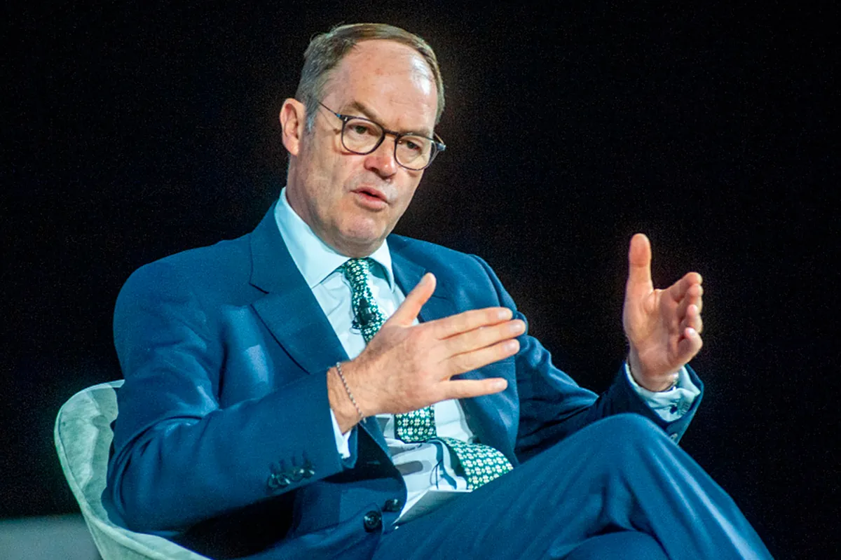 Reino Unido limita el rol de asesor del general fichado por Santander