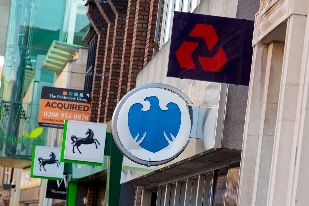 La presión sobre los beneficios de los bancos británicos emp