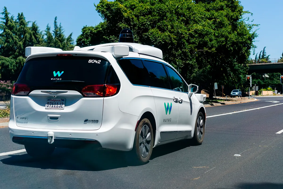 Los robotaxis de Waymo negocian una ronda que valoran el grupo en 85. ...