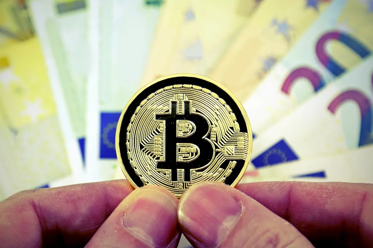 El bitcoin cumple quince años por encima de los 42.000 dólares pero lejos  de sus máximos | Criptomonedas