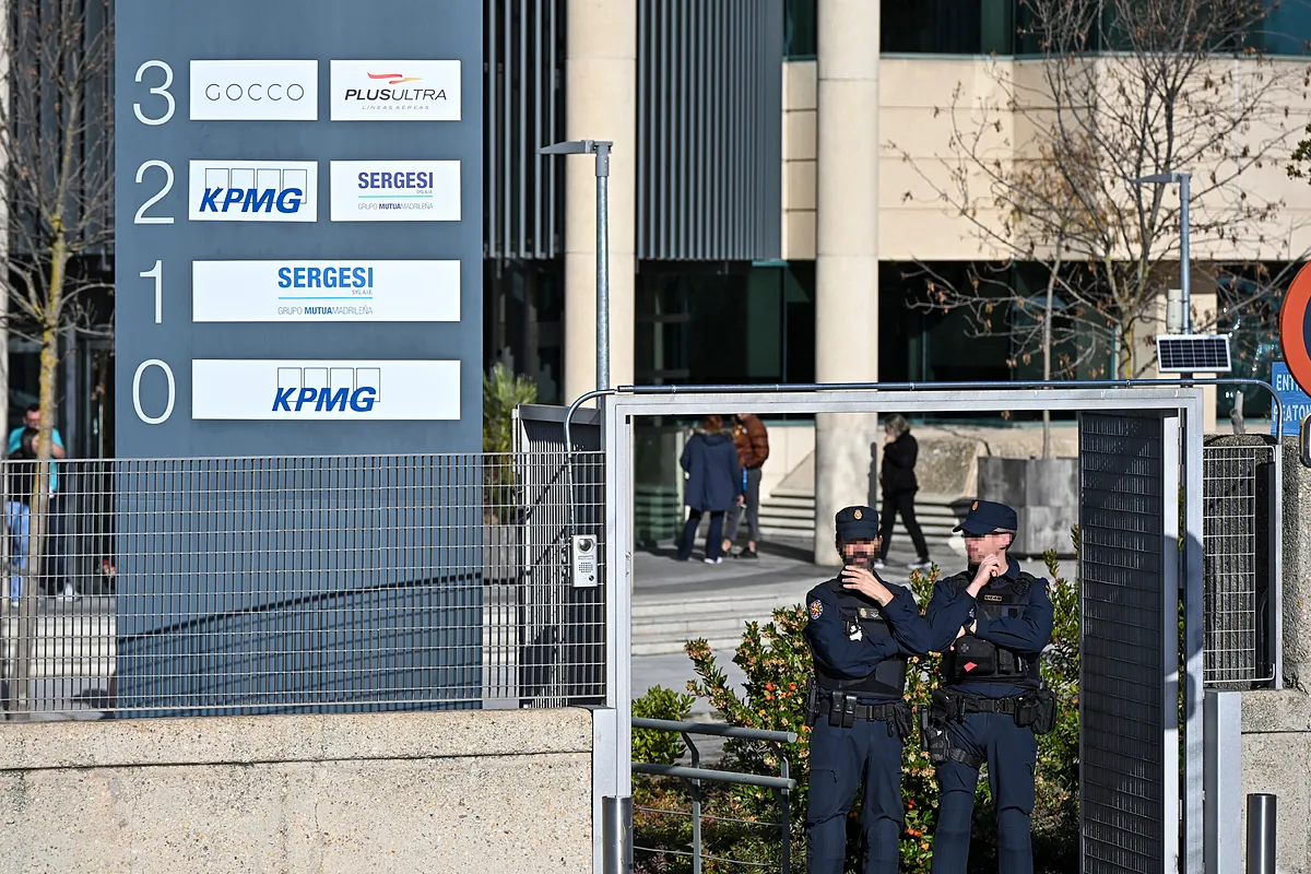 La Policía registra la sede de la aerolínea Plus Ultra por presunto blanqueo de capitales | Transporte y Turismo