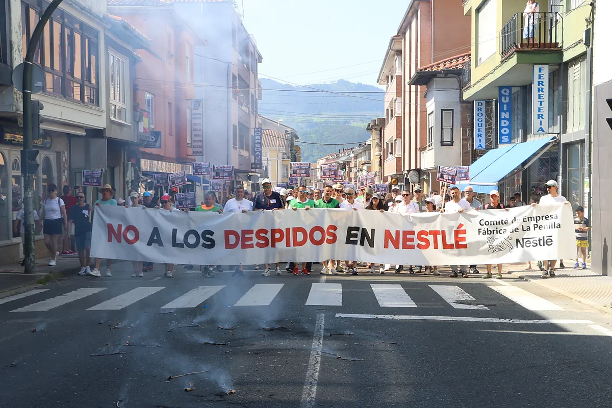 Miles de personas marchan en Cantabria en contra del ERE en Nestlé