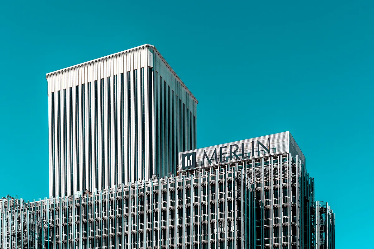 Un grafico mostra la variazione del prezzo di Merlin, con un calo del 2,06% a causa della riduzione della raccomandazione di Jefferies