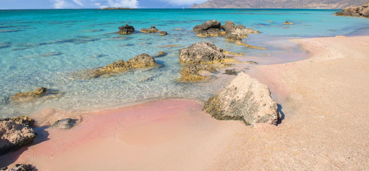 La playa de arena rosa que ha vuelto a ser la más bonita del mundo