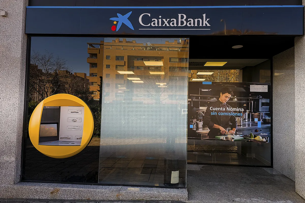 CaixaBank lanza el primer servicio telefónico de envío de dinero a  domicilio de la banca española | Banca
