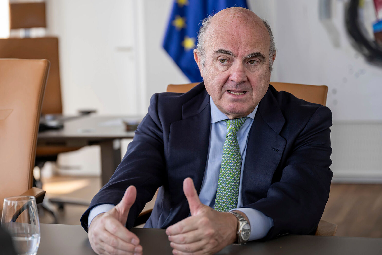 De Guindos: "El Estado debería salir de CaixaBank"