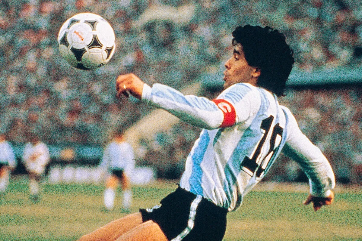 El balón de la 'Mano de Dios' de Maradona se vende por 2,9 millones de euros