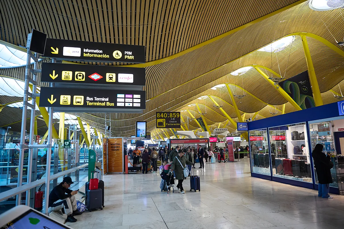 Expansión contrapone las previsiones de viajeros de El Prat y Barajas hasta 2031