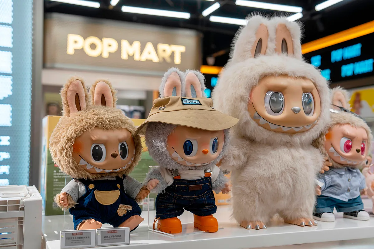 Karely Ruiz sexo con fan - A bond of shared fantasy