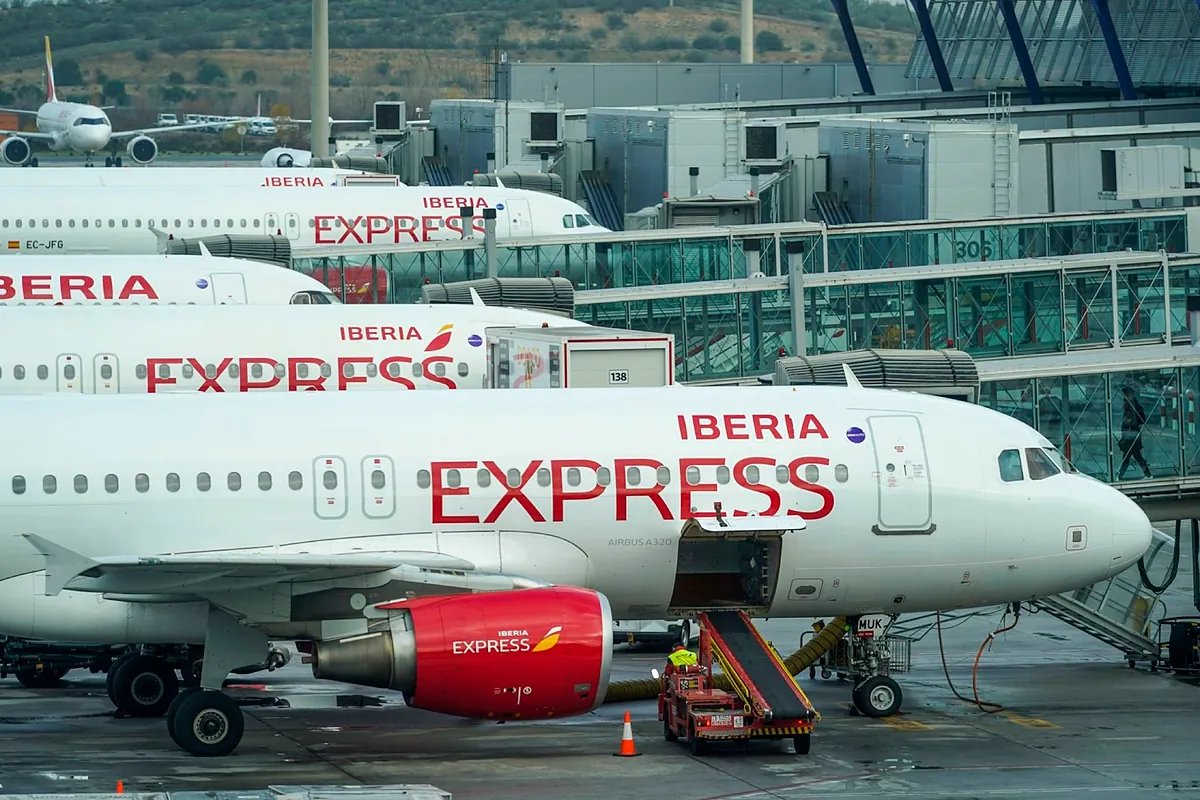 Las aerolíneas de bajo coste se lanzan a absorber el millón de asientos que deja Ryanair