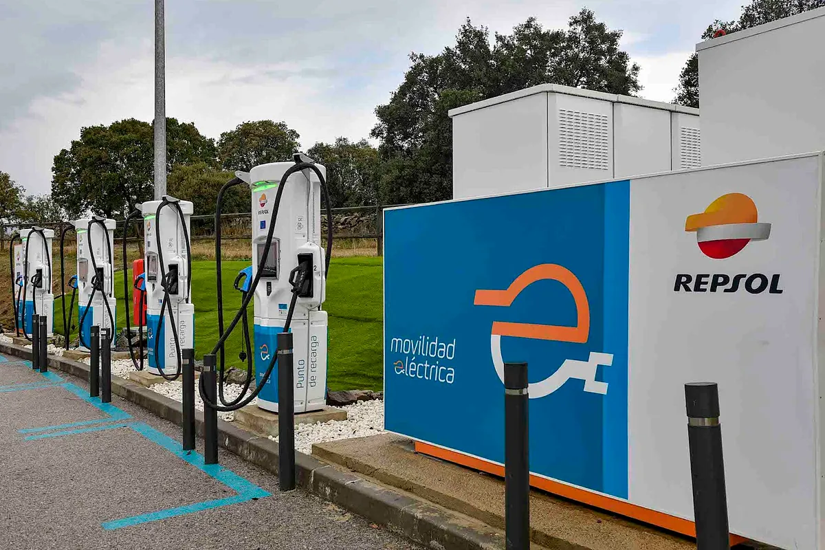 Adif y Repsol ponen en servicio 254 puntos de recarga eléctrica en 21 estaciones ferroviarias