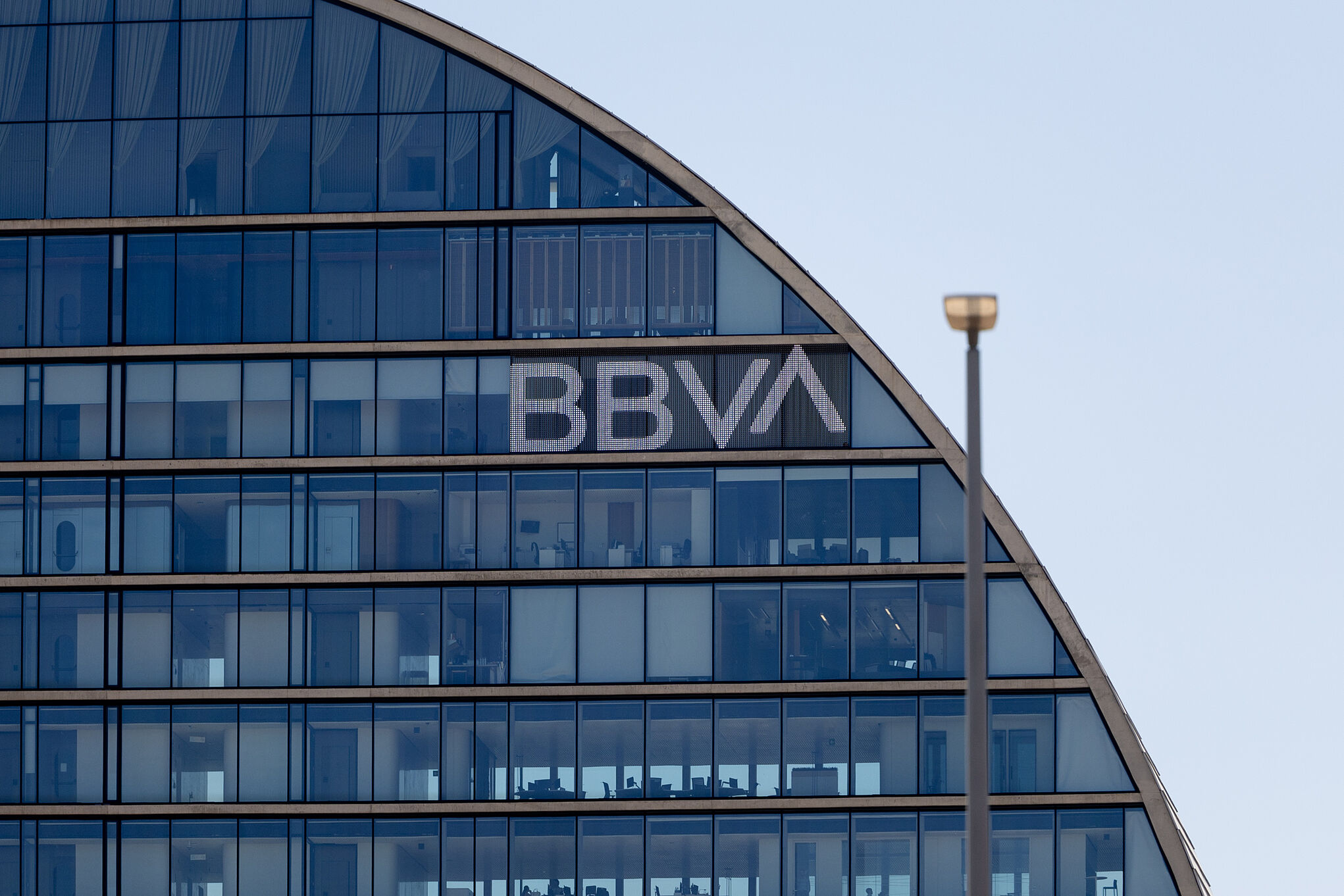Bruselas amplía el expediente a España por sus trabas a la opa de BBVA sobre Sabadell