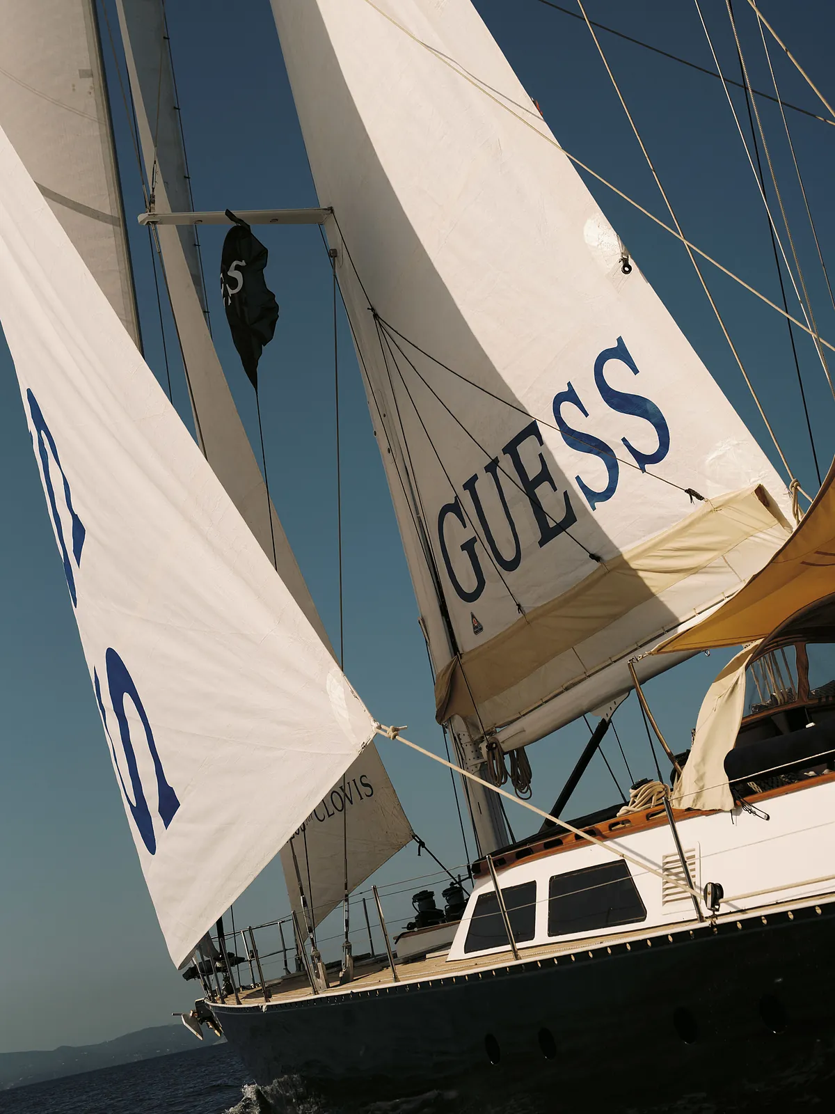 El barco (experiencia) de Guess que viaja este verano por las islas Baleares – Expansión