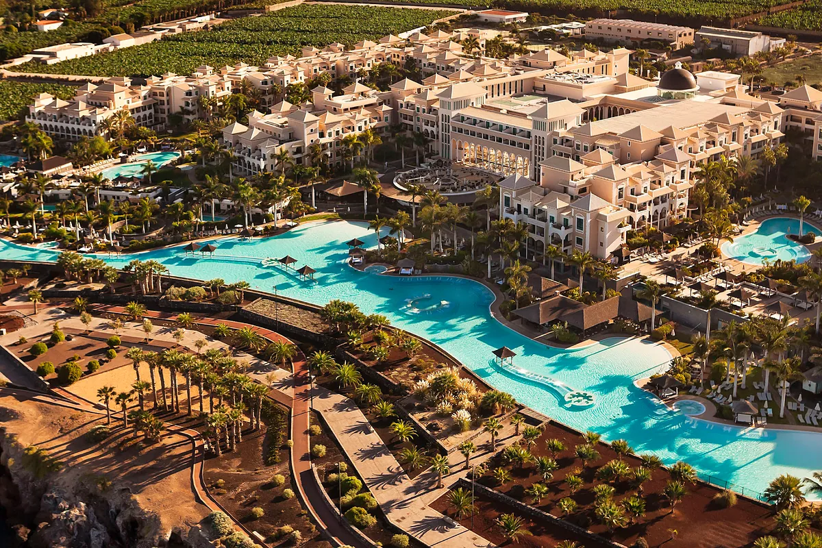 Las hoteleras enfilan un verano récord en España por el  efecto refugio 