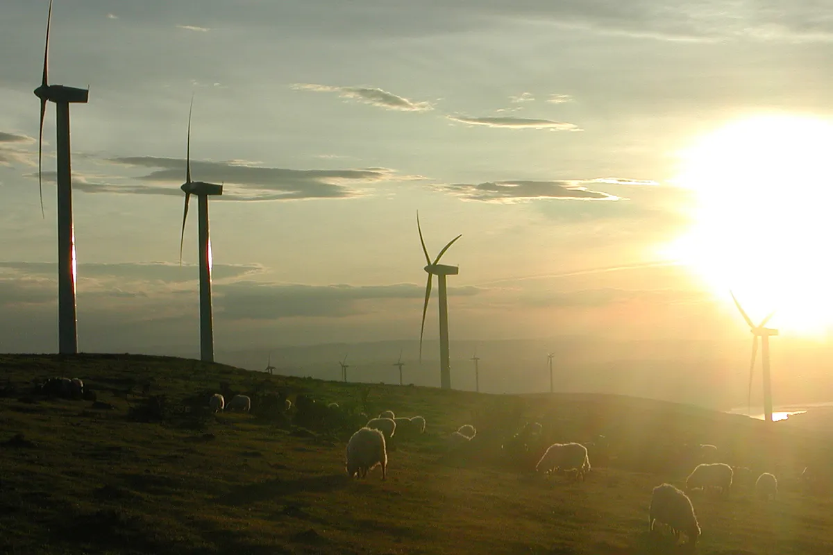 Iberdrola y EVE abren a los vecinos la inversión en el parque eólico de Labraza