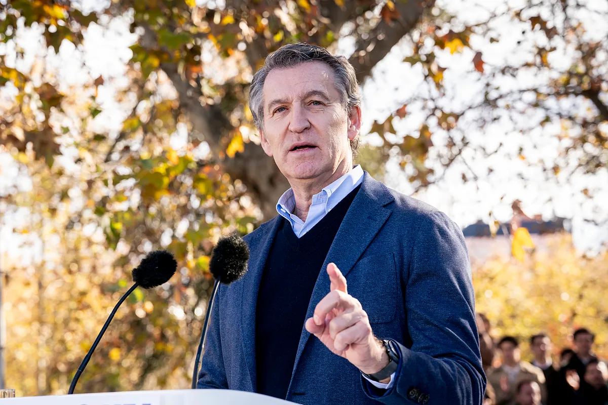 Feijóo hace campaña electoral en la calle y Sánchez, en el BOE