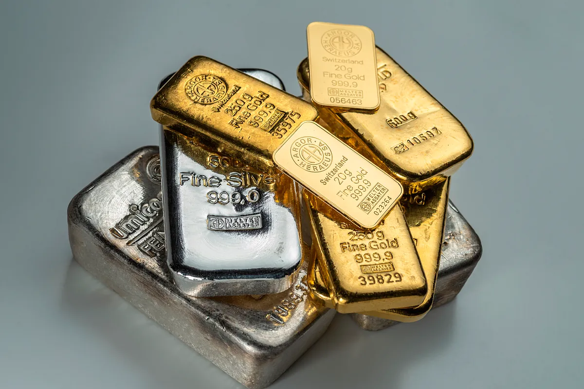 El oro no ejerce de refugio y la plata se desinfla un 10% | Mercados