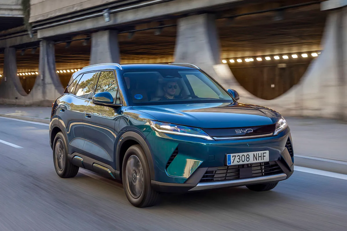 La Unión Europea pacta con China reducir un 50% las importaciones de coches híbridos