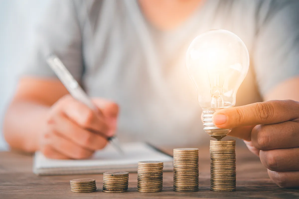 Los hogares con PVPC pagan 100 euros más por la luz en lo que va de 2025