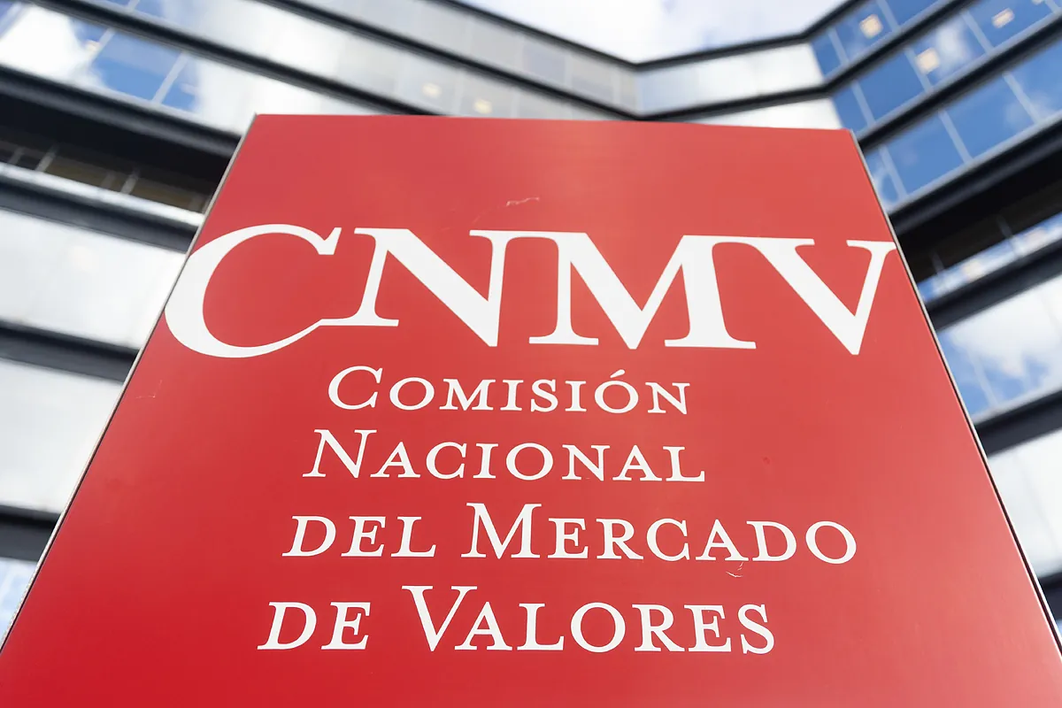 La CNMV advierte a los influencers: promocionar productos financieros no es  como vender zapatos | Ahorro e Inversión