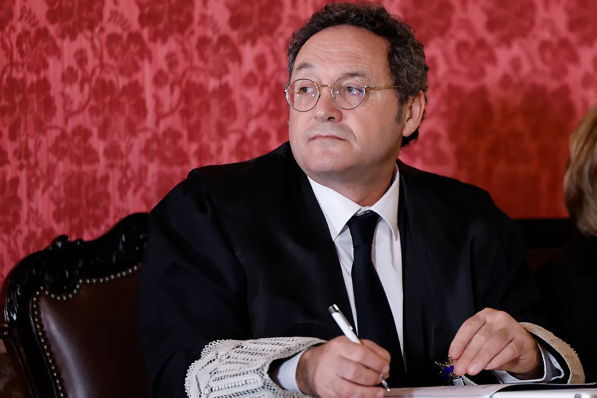 Un fiscal general vistiendo la toga en el banquillo es indigno