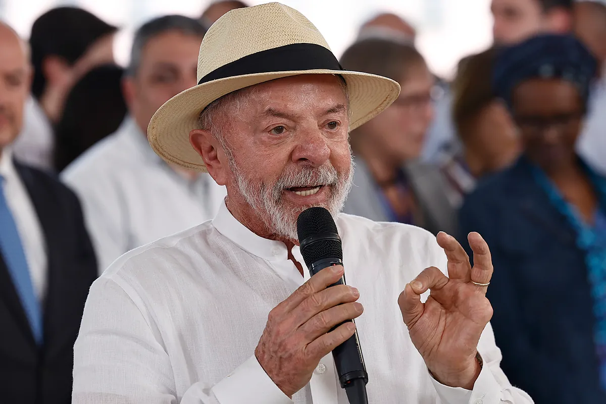 Lula annuncia candidatura a quarto mandato e presenta Haddad come possibile successore durante la convenzione del PT a São Paulo, immagine di approfondimento