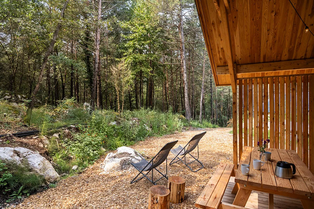 Playa o montaña? Seis campings de lujo para huir del calor de Barcelona este verano