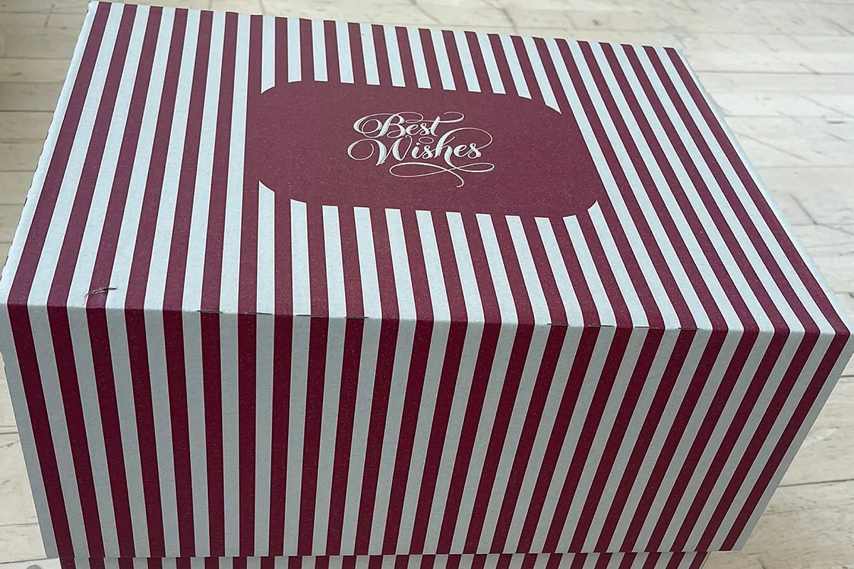 Así es la caja que Inditex regala a sus empleados con una postal de Marta Ortega