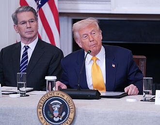 El presidente estadounidense Donald Trump (a la derecha)con el secretario del TesoroScott Bessent.