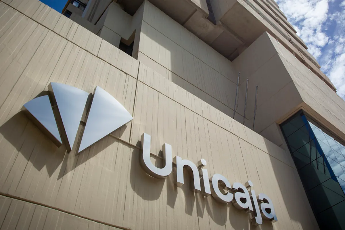 Unicaja reorganiza su banca privada y personal con fichajes de UBS y Singular