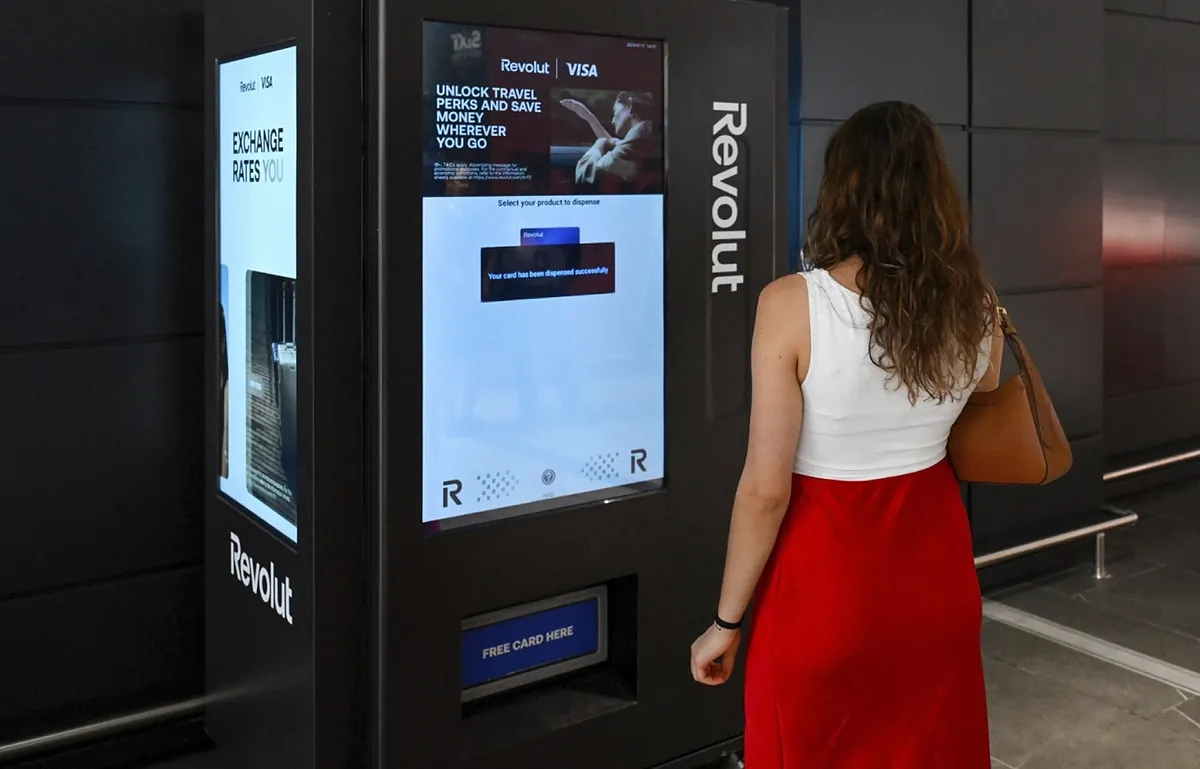 Revolut gana el concurso de Aena para instalar 17 cajeros para expedir  tarjetas | Banca