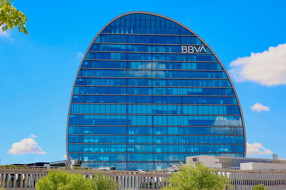 BBVA despidió 169 empleados por denuncias en su canal ético en 2025