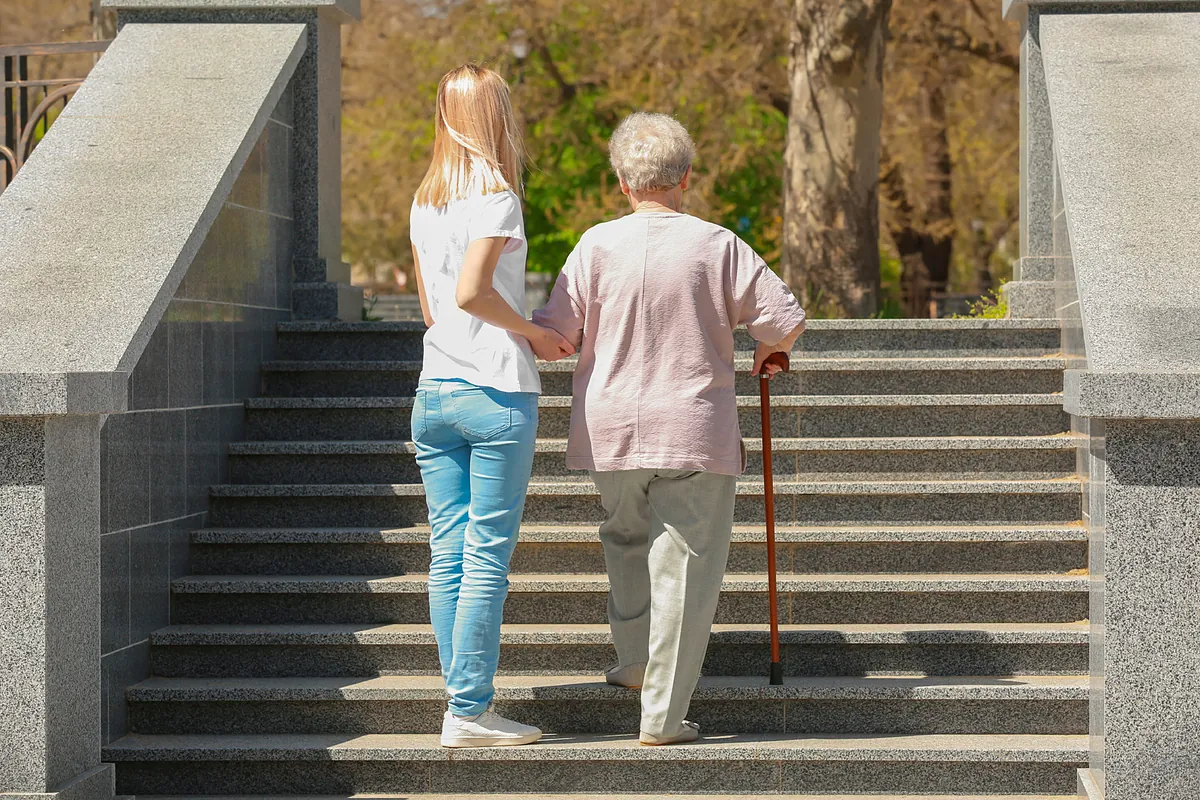 Caminar de 5.000 a 7.000 pasos diarios puede frenar el deterioro cognitivo previo al Alzhéimer