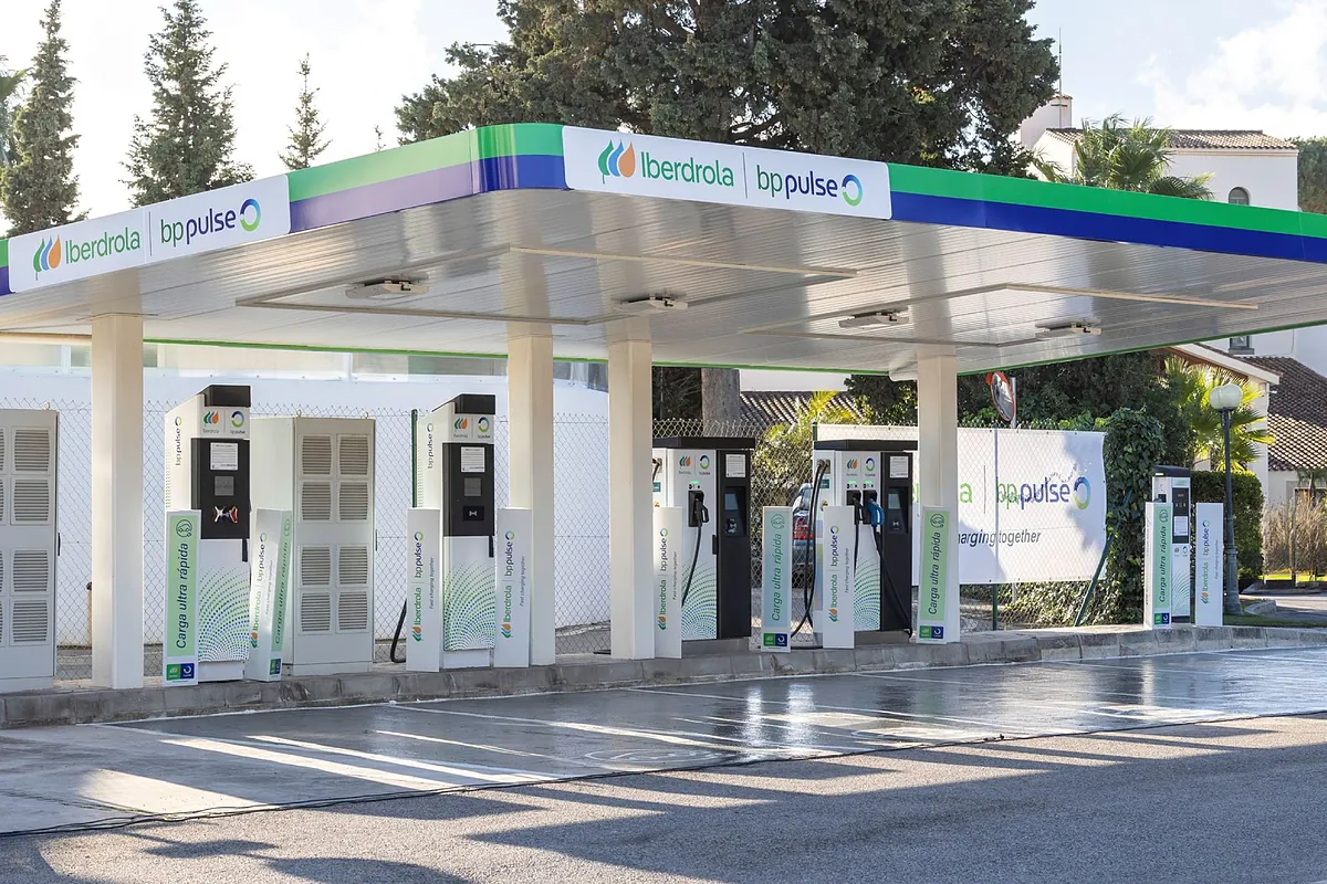 El Gobierno impulsará ocho grandes estaciones de recarga ultrarrápida en puntos estratégicos