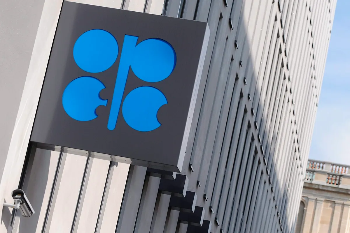 La OPEP+ evalúa si anuncia un nuevo aumento de la oferta petrolera pese a la guerra