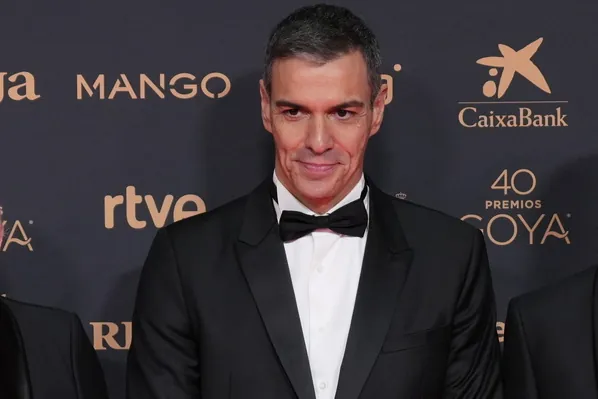 Sánchez aumenta su radicalización con empresarios y EEUU