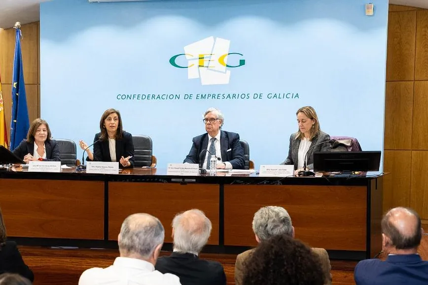 El nuevo intento por modificar las concesiones al borde del litoral pone en alerta a la patronal gallega