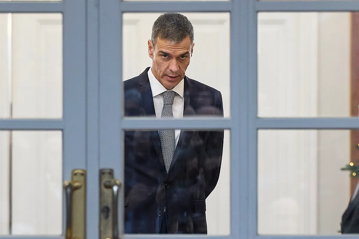 Pedro Sánchez si guarda allo specchio mentre si confronta con accuse di corruzione e critiche economiche