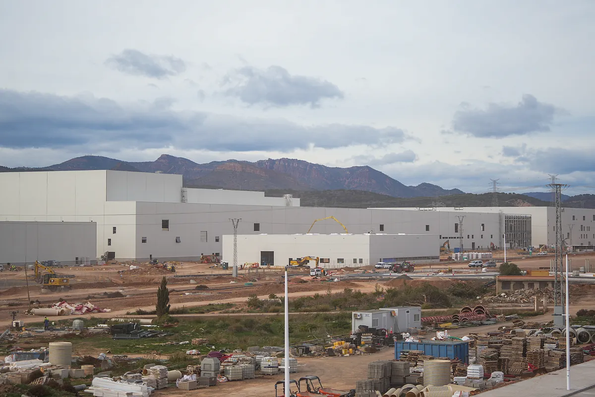 La gigafactoría de Volkswagen tendrá listo en un mes su primer centro productivo