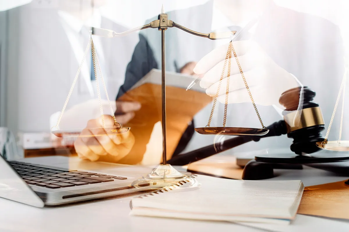 El gran dilema para los despachos: invertir en abogados júnior o en IA