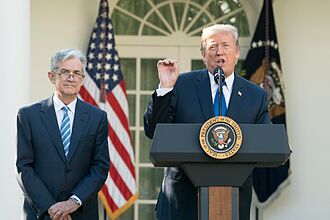 El presidente de Estados UnidosDonald Trump  (derecha)junto al presidente de la Reserva Federal (Fed)Jerome Powell.