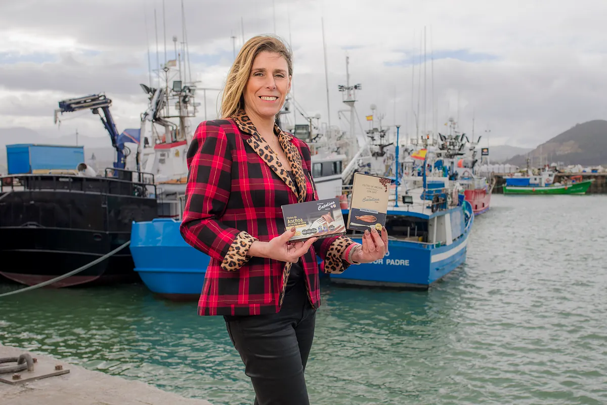 ¿Anchoas con café? así es la lata más original de Conservas Catalina, fábrica de premio en Santoña