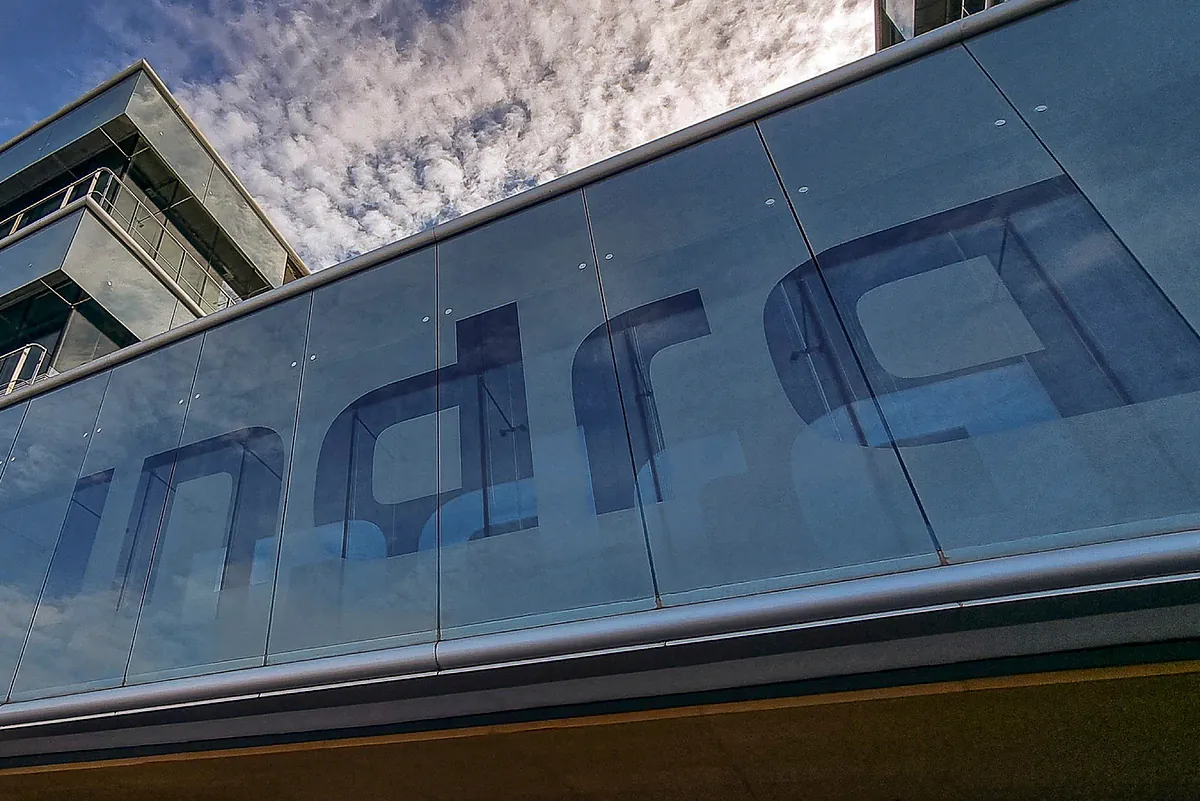 Indra crece en vehículos militares para cerrar el círculo de la Defensa en España