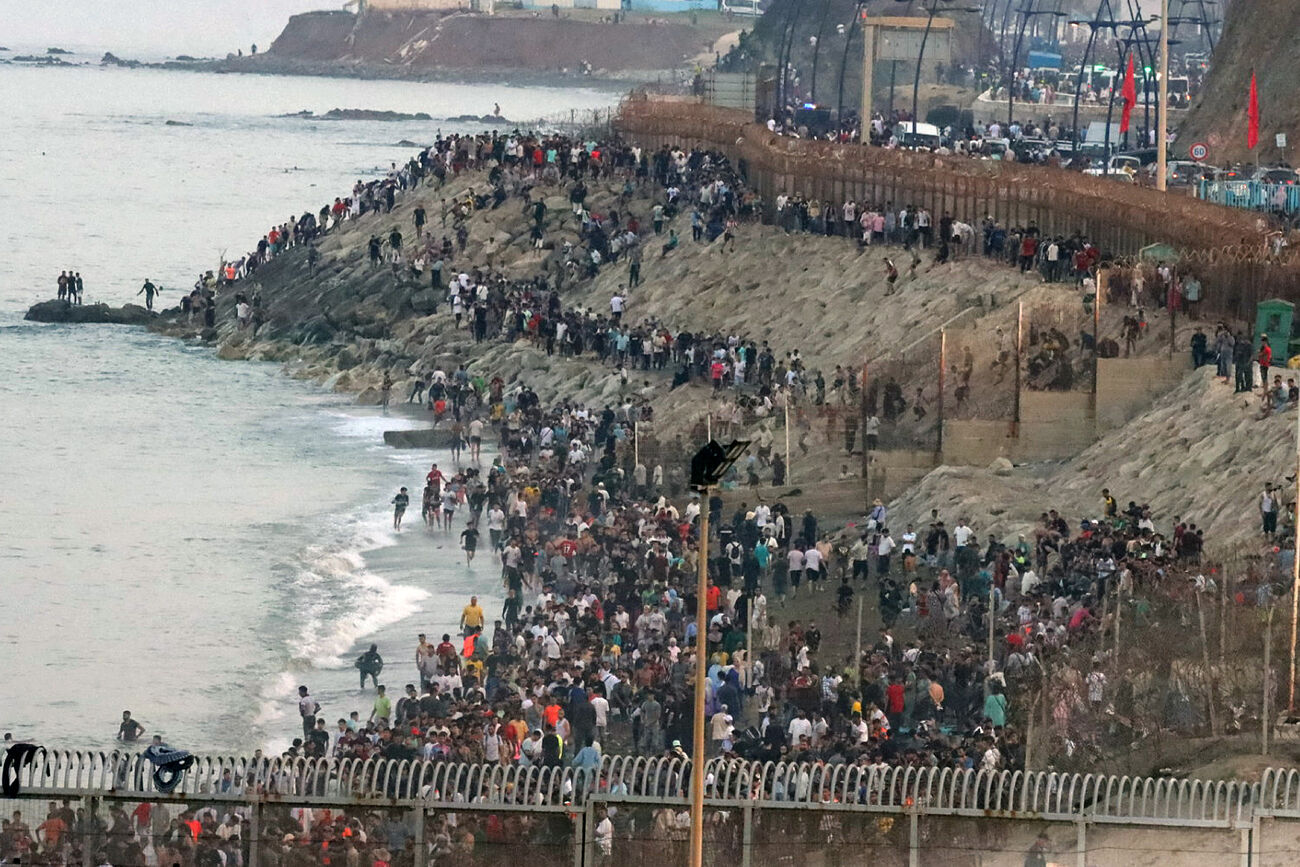 Avalancha de inmigrantes en Ceuta: La entrada masiva de inmigrantes en Ceuta,  en imágenes